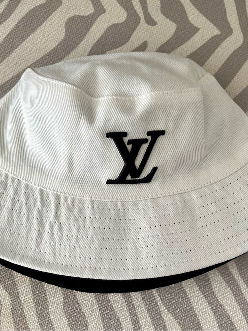 Cute White LV Bucket hat/Reversible - Picture 3 of 4